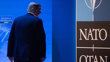 Donald Trump, damaliger Präsident der USA, verlässt eine Pressekonferenz zum Abschluss des Nato-Gipfels in Brüssel, 12.07.2018. 
