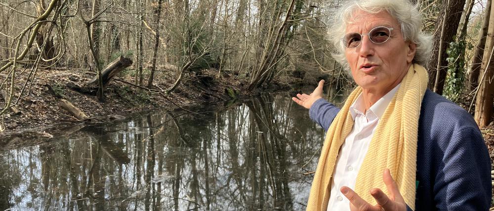 Achim Haid-Loh von der Bürgerinitiative „Schützt Potsdam“ fordert eine Entschlammung des Schiffgrabens zum Sacrower See und einen neuen Durchlass unter der Kladower Straße.