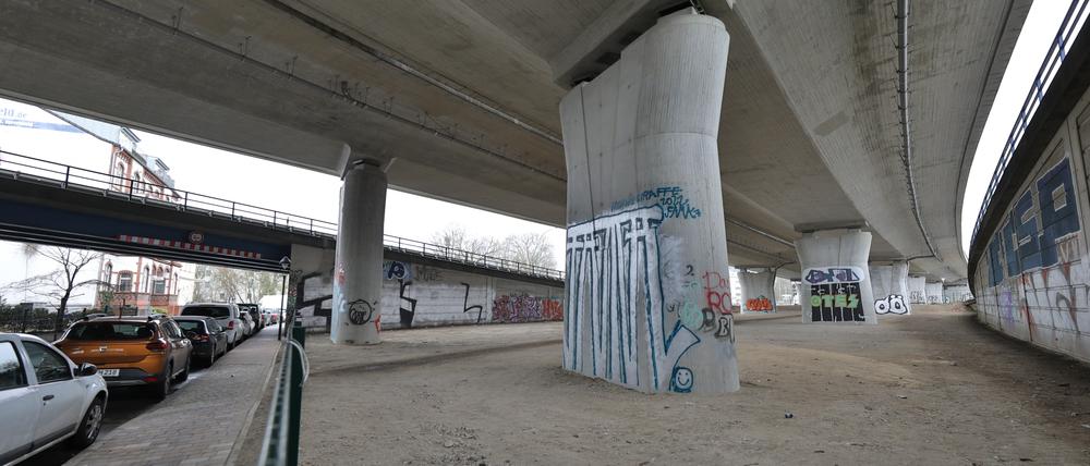 Offener Brief "Rollrausch" an Oberbürgermeister Mike Schubert, Potsdam. Beschwerde über fehlende Rollsportorte für Jugendliche.Auf der Freifläche unter der Nuthestraße an der Johannsenstraße in Babelsberg ist eine Anlage im Gespräch.