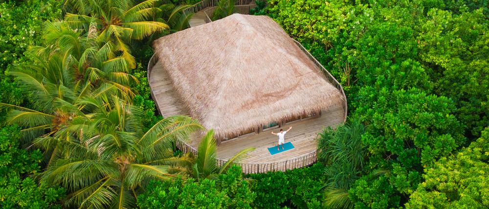 In Soneva Fushi bedankt sich ein Yogi für einen weiteren Tag ohne Zerrungen.