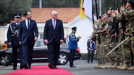 Bundespräsident Frank-Walter Steinmeier wird von Nikos Christodoulides, Präsident der Republik Zypern, mit militärischen Ehren am Präsidentenpalast begrüßt. Bundespräsident Steinmeier besucht 20 Jahre nach dem Beitritt des Landes zur Europäischen Union (EU) und 50 Jahre nach der Teilung der Insel als erster deutscher Bundespräsident das Land im östlichen Mittelmeer.