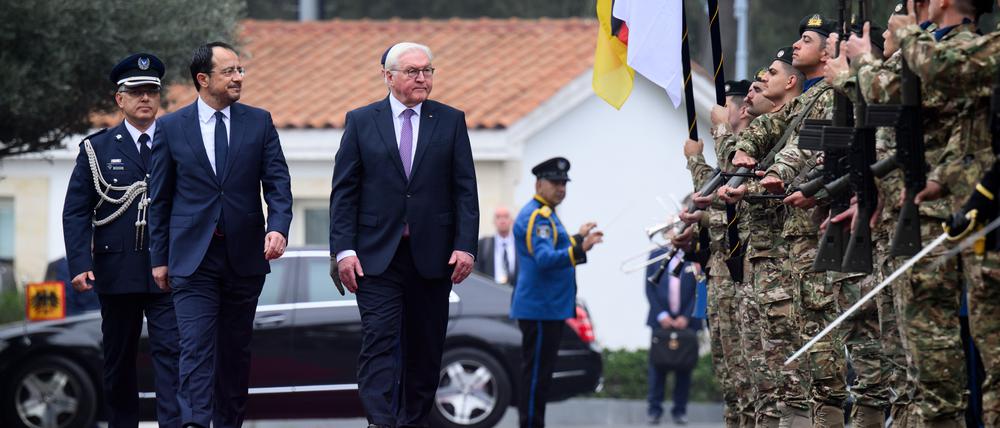 Bundespräsident Frank-Walter Steinmeier wird von Nikos Christodoulides, Präsident der Republik Zypern, mit militärischen Ehren am Präsidentenpalast begrüßt. Bundespräsident Steinmeier besucht 20 Jahre nach dem Beitritt des Landes zur Europäischen Union (EU) und 50 Jahre nach der Teilung der Insel als erster deutscher Bundespräsident das Land im östlichen Mittelmeer.