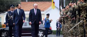 Bundespräsident Frank-Walter Steinmeier wird von Nikos Christodoulides, Präsident der Republik Zypern, mit militärischen Ehren am Präsidentenpalast begrüßt. Bundespräsident Steinmeier besucht 20 Jahre nach dem Beitritt des Landes zur Europäischen Union (EU) und 50 Jahre nach der Teilung der Insel als erster deutscher Bundespräsident das Land im östlichen Mittelmeer.