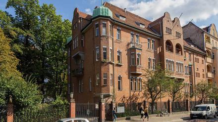 Das Haus 2 des Pestalozzi-Fröbel-Hauses befindet sich direkt an der Karl-Schrader-Straße. Hinter dem Zaun liegt der Campus mit insgesamt fünf Gebäuden, einer Kita und einem Nachbarschaftstreff.