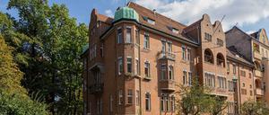 Das Haus 2 des Pestalozzi-Fröbel-Hauses befindet sich direkt an der Karl-Schrader-Straße. Hinter dem Zaun liegt der Campus mit insgesamt fünf Gebäuden, einer Kita und einem Nachbarschaftstreff.