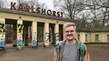 Moderator und Künstler Ortwin Bader-Iskraut vor dem Kulturhaus Karlshorst
