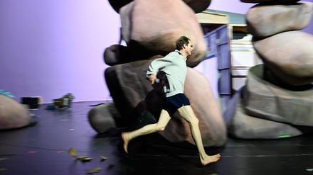 Gut gehetzt ist halb gelaufen. Szene aus René Polleschs „ja nichts ist ok“.