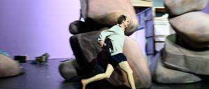 Gut gehetzt ist halb gelaufen. Szene aus René Polleschs „ja nichts ist ok“. 