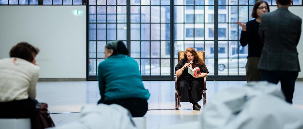 Tania Bruguera, Künstlerin und Aktivistin, brach die Hannah-Arendt-Lesung im Hamburger Bahnhof ab.