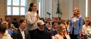Projekt „Laden oder tanken?“ – Schüler diskutieren mit Minister Jörg Steinbach die Zukunft alternativer Antriebe.
