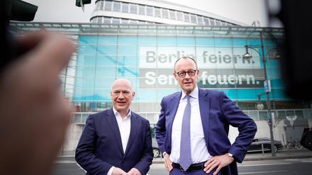 Berlin Regierender Bürgermeister Kai Wegner (r.) ist unzufrieden mit dem von Friedrich Merz (l.) Ergebnis der CDU bei der Bundestagswahl.