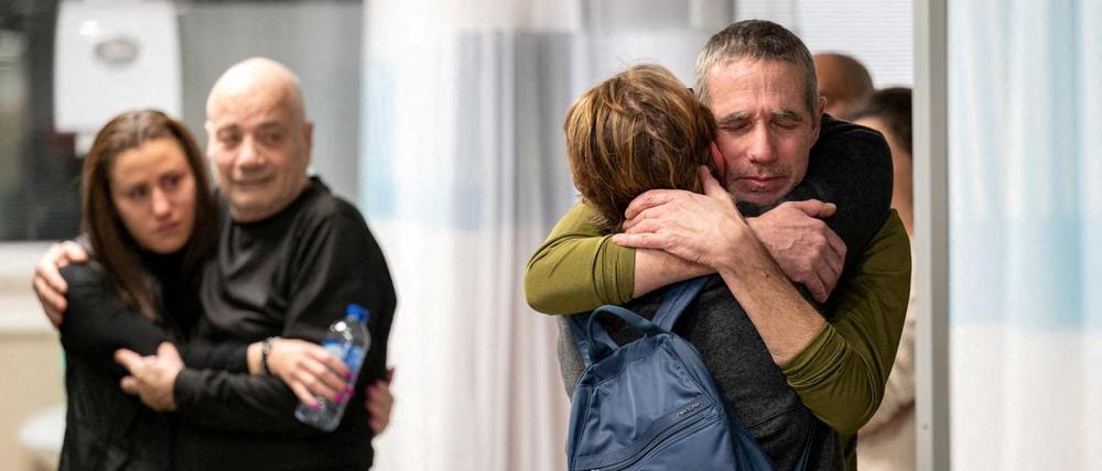 Die beiden am Montag befreiten Geiseln, Fernando Simon Marman (60, rechts) und Louis Hare (70), treffen ihre Angehörigen im Sheba Medical Center in Ramat Gan wieder. Sie waren am 7. Oktober aus dem Kibbuz Nir Jizhak entführt worden.