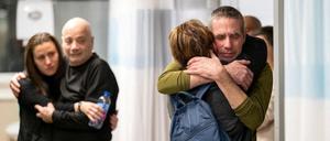 Die beiden am Montag befreiten Geiseln, Fernando Simon Marman (60, rechts) und Louis Hare (70), treffen ihre Angehörigen im Sheba Medical Center in Ramat Gan wieder. Sie waren am 7. Oktober aus dem Kibbuz Nir Jizhak entführt worden.