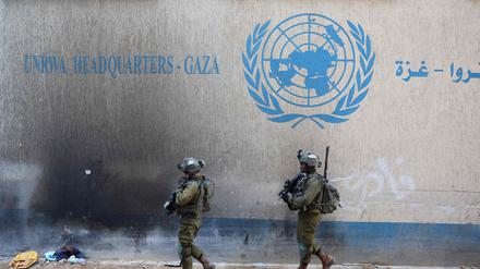 Israelische Soldaten vor dem UNRWA-Hauptquartier im Gazastreifen - keine andere Organisation ist nach Einschätzung vieler Experten strukturell in der Lage, die Zivilbevölkerung zu versorgen.. 