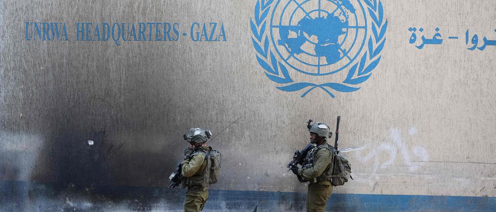Israelische Soldaten vor dem Hauptquartier von UNRWA im Gazastreifen.