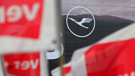 Rote Verdi-Fahnen wehen vor dem Kranich-Logo der Lufthansa. Im Tarifkonflikte rief Verdi das Bodenpersonal am 07. Februar zum Warnstreik auf.