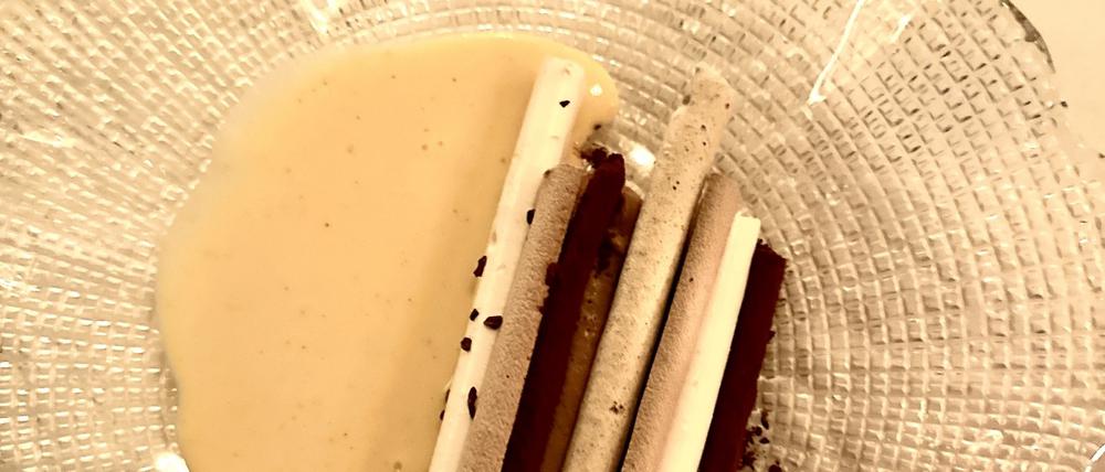 Perfekt zum Naschen und Teilen. Zum Dessert gibt es von einer eigenen Karte Schoko- und Baiserstäbchen. 