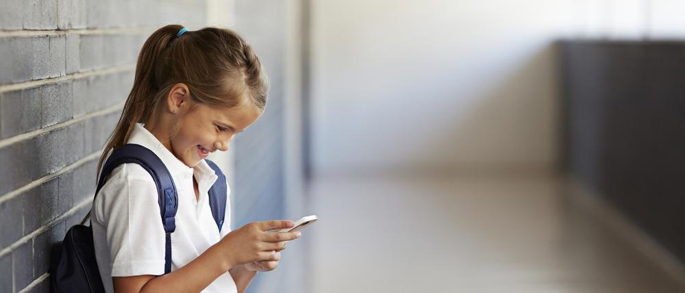 Kinder am Handy. In Frankreich sollen sie nun später als bislang üblich damit anfangen.