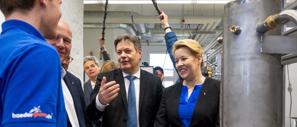 Robert Habeck (Grüne, Bildmitte) besuchte mit Kai Wegner (CDU) und Franziska Giffey (SPD) am Montag ein Ausbildungszentrum der Heizungsinnung in Berlin-Mitte.