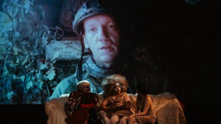 Antonina Romanova auf der Leinwand des Gorki-Theaters während der Aufführung von  „Fucking Truffaut“.