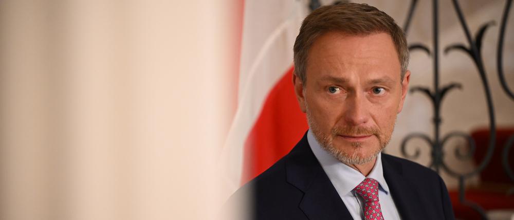 12.02.2024, Großbritannien, London: Christian Lindner (FDP), Bundesminister der Finanzen, spricht während eines Besuchs in Großbritannien bei einem Pressestatement. Der Bundesfinanzminister besucht am 12. und 13. Februar Großbritannien und Irland.