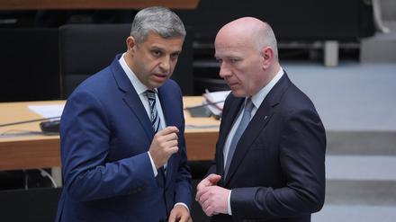 Kai Wegner (r, CDU), Regierender Bürgermeister von Berlin, unterhält sich vor Beginn der Plenarsitzung im Abgeordnetenhaus mit Raed Saleh, Landesvorsitzender der SPD. (Archivbild)
