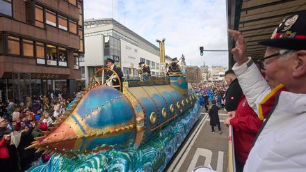 Das Boot ·Nautilus· fährt beim Koblenzer Rosenmontagszug am Publikum vorbei. 155 Zugnummern ziehen durch die Stadt. (Symbolfoto)