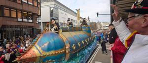 Das Boot ·Nautilus· fährt beim Koblenzer Rosenmontagszug am Publikum vorbei. 155 Zugnummern ziehen durch die Stadt. (Symbolfoto)