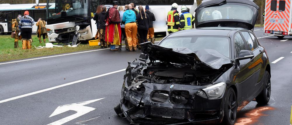 In der Nähe von Seligenstadt (Kreis Offenbach) hat sich am Rosenmontag ein Verkehrsunfall ereignet, in den nach ersten Angaben der Polizei ein Reisebus und ein Pkw verwickelt waren. Es soll mehrere Verletzte gegeben haben.