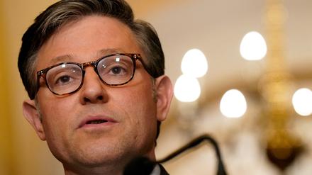 Der Sprecher des US-Repräsentantenhauses Mike Johnson (R-LA) spricht zu Reportern im US-Kapitol (Archivbild).
