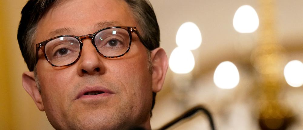 Der Sprecher des US-Repräsentantenhauses Mike Johnson (R-LA) spricht zu Reportern im US-Kapitol (Archivbild).