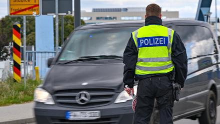 ARCHIV - 17.10.2023, Brandenburg, Frankfurt (Oder): Die Bundespolizei kontrolliert den Einreiseverkehr am deutsch-polnischen Grenzübergang Stadtbrücke zwischen Frankfurt (Oder) und Slubice. Mit der Entscheidung von Bundesinnenministerin  Faeser (SPD) vom 16.10.2023 sind Binnengrenzkontrollen eingeführt worden. (zu dpa: «Stübgen hält Grenzkontrollen noch Jahre für notwendig») Foto: Patrick Pleul/dpa +++ dpa-Bildfunk +++