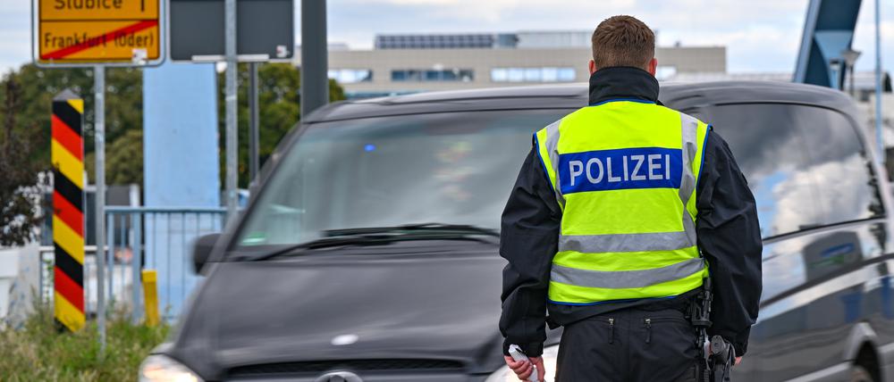 ARCHIV - 17.10.2023, Brandenburg, Frankfurt (Oder): Die Bundespolizei kontrolliert den Einreiseverkehr am deutsch-polnischen Grenzübergang Stadtbrücke zwischen Frankfurt (Oder) und Slubice. Mit der Entscheidung von Bundesinnenministerin  Faeser (SPD) vom 16.10.2023 sind Binnengrenzkontrollen eingeführt worden. (zu dpa: «Stübgen hält Grenzkontrollen noch Jahre für notwendig») Foto: Patrick Pleul/dpa +++ dpa-Bildfunk +++