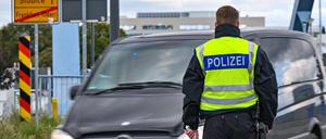 ARCHIV - 17.10.2023, Brandenburg, Frankfurt (Oder): Die Bundespolizei kontrolliert den Einreiseverkehr am deutsch-polnischen Grenzübergang Stadtbrücke zwischen Frankfurt (Oder) und Slubice. Mit der Entscheidung von Bundesinnenministerin  Faeser (SPD) vom 16.10.2023 sind Binnengrenzkontrollen eingeführt worden. (zu dpa: «Stübgen hält Grenzkontrollen noch Jahre für notwendig») Foto: Patrick Pleul/dpa +++ dpa-Bildfunk +++