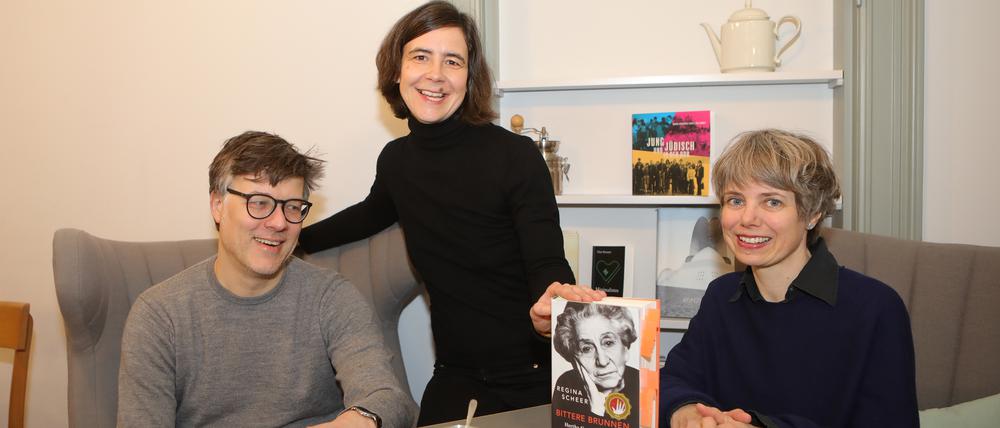 Literatur im Café „Riciotti“ in Potsdam. Im Café Riciotti werden unter dem Titel „Books & Cookies“ Lesungen angeboten. Initiatoren sind: Lutz Fiedler, Tanja Hofmann und Ulrike Schneider (v.l.)