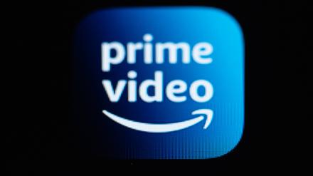 Die Amazon Prime Video-Anwendung ist auf dem Display eines iPhone SE zu sehen (Archivbild vom 07.03.2022).