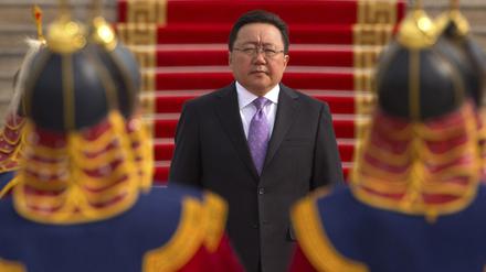 Der Präsident der Mongolei, Tsakhia Elgegdorj (M), inspiziert am 17.07.2016 in Ulaanbaatar, Mongolei, vor der Willkommenszeremonie für den Präsidenten von Südkorea eine Ehrengarde.