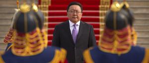 Der Präsident der Mongolei, Tsakhia Elgegdorj (M), inspiziert am 17.07.2016 in Ulaanbaatar, Mongolei, vor der Willkommenszeremonie für den Präsidenten von Südkorea eine Ehrengarde.