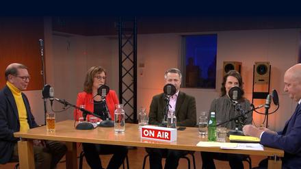 Jörg Thadeusz (rechts) und seine beobachtende Viererbande.
