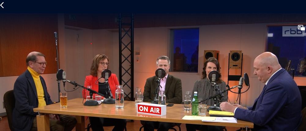 Jörg Thadeusz (rechts) und seine beobachtende Viererbande.