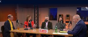 Jörg Thadeusz (rechts) und seine beobachtende Viererbande.