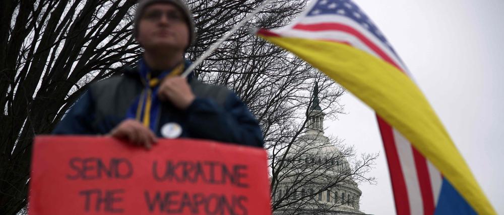 Ein Ukrainer protestiert 2024 vor dem Kapitol für mehr Hilfsgelder und Waffenlieferungen.