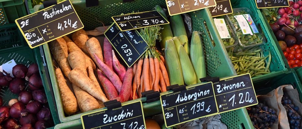 Regionales Bio-Gemüse wird in einem Laden verkauft. 