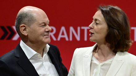 Bundeskanzler Olaf Scholz (SPD) und Katarina Barley, SPD-Spitzenkandidatin für die Europawahl.