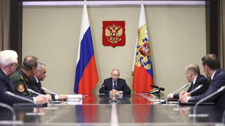 Russlands Präsident Putin mit Regierungsmitgliedern.
