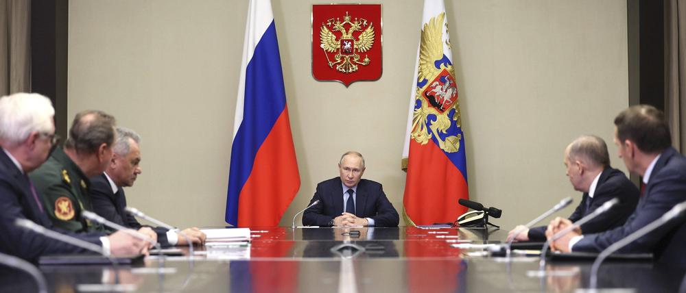 Russlands Präsident Putin mit Regierungsmitgliedern.
