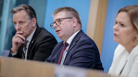 Das Bundeskriminalamt, vertreten durch Präsident Holger Münch, will zusammen mit Verfassungsschutzpräsident Thomas Haldenwang und der Innenministerin Nancy Faeser (SPD) noch stärker den Fokus auf die Bekämpfung von Rechtsextremisten legen.