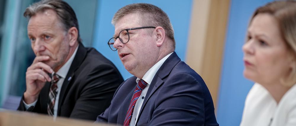 Das Bundeskriminalamt, vertreten durch Präsident Holger Münch, will zusammen mit Verfassungsschutzpräsident Thomas Haldenwang und der Innenministerin Nancy Faeser (SPD) noch stärker den Fokus auf die Bekämpfung von Rechtsextremisten legen.