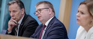 Das Bundeskriminalamt, vertreten durch Präsident Holger Münch, will zusammen mit Verfassungsschutzpräsident Thomas Haldenwang und der Innenministerin Nancy Faeser (SPD) noch stärker den Fokus auf die Bekämpfung von Rechtsextremisten legen.