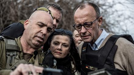 Gitta Connemann (m.), Bundesvorsitzende der Mittelstands- und Wirtschaftsunion, und Friedrich Merz (r.), CDU Bundesvorsitzender und Fraktionsvorsitzender der CDU/CSU-Fraktion im Bundestag, im israelischen Kibbuz Sasa.